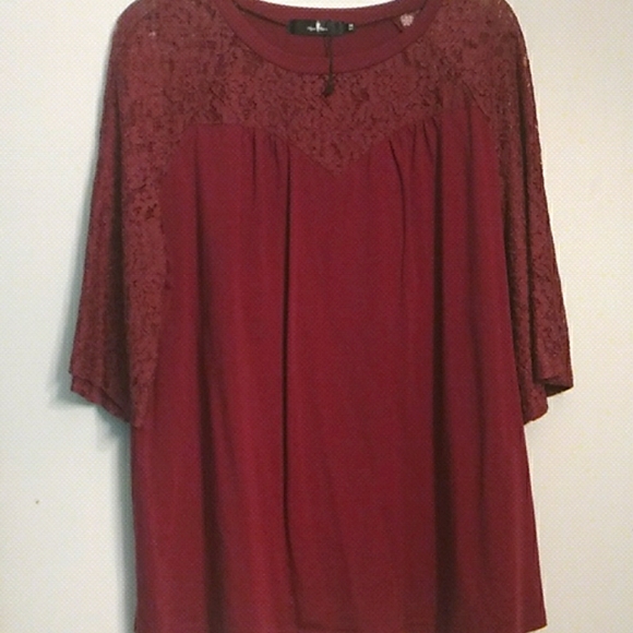 Tops - New burgundy top with lace detailing